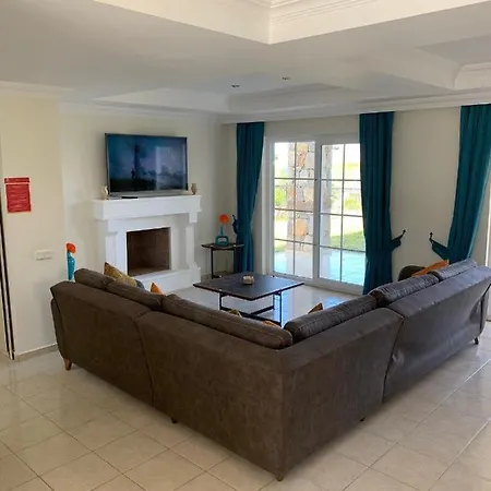 Villa Emerald 8 *