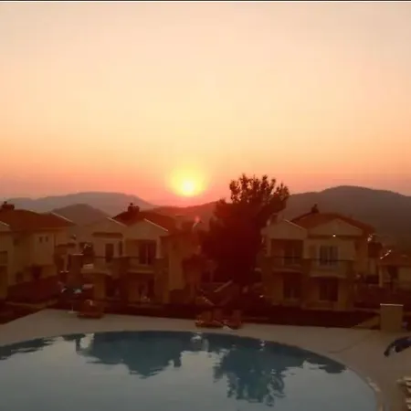Villa Emerald 8 *